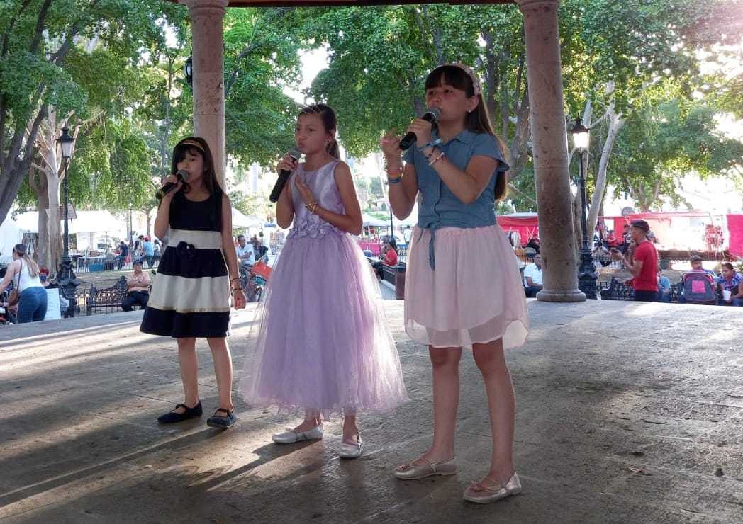 Alumnos de la Academia Pilar del Rocío homenajean a papá con su canto en Bohemia en la Plaza. 