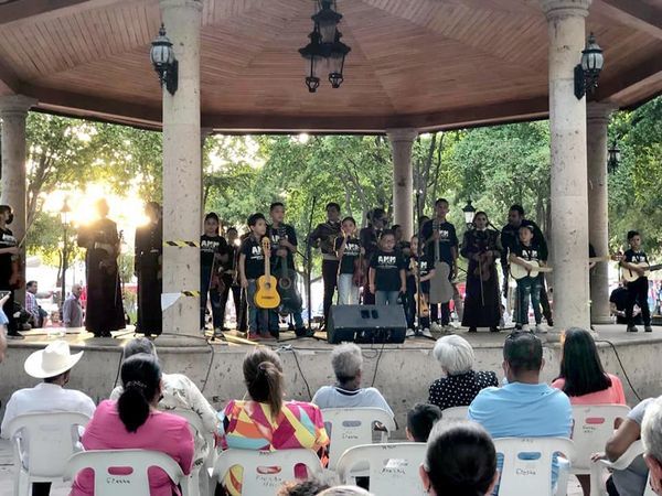 IMAC festeja a papás con el mariachi Oro y plata en la plazuela 